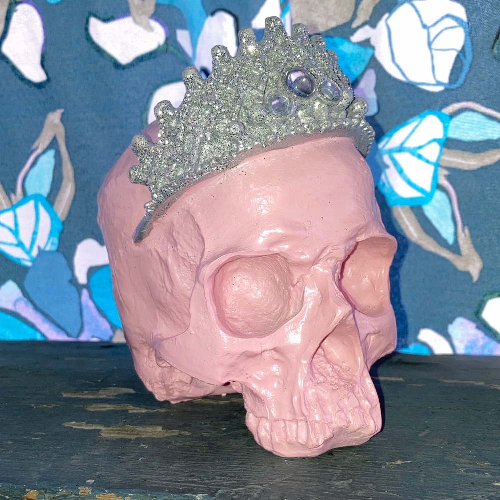 Halloween decorative Skull Sculpture Silver sparkle Crown bubblegum pink goth - Picture 2 of 16